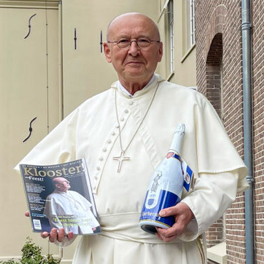 Norbertijn met St. Norbertus fles