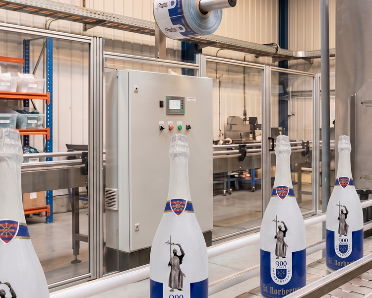 St. Norbertus flessen op de sleeve-productielijn